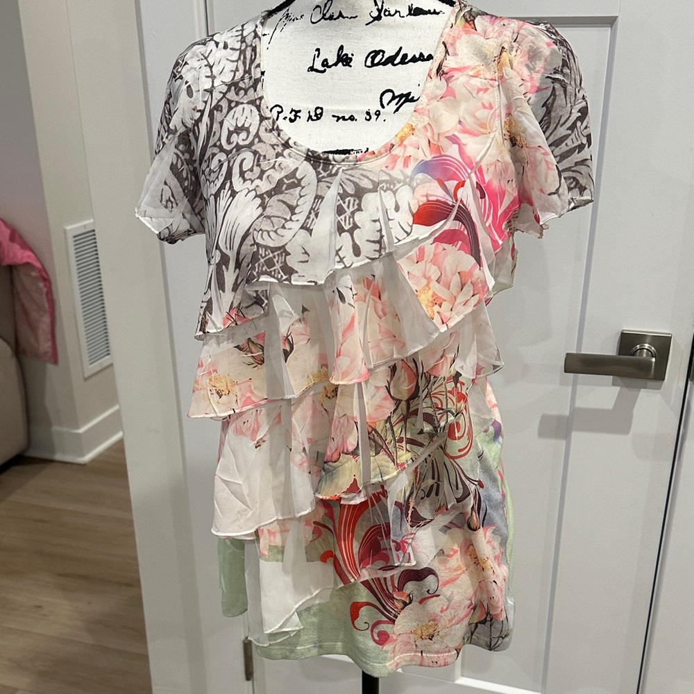 FLORAL Multicolor Ruffle SHORT SLEEVE BLOUSE. SIZE MEDIUM.